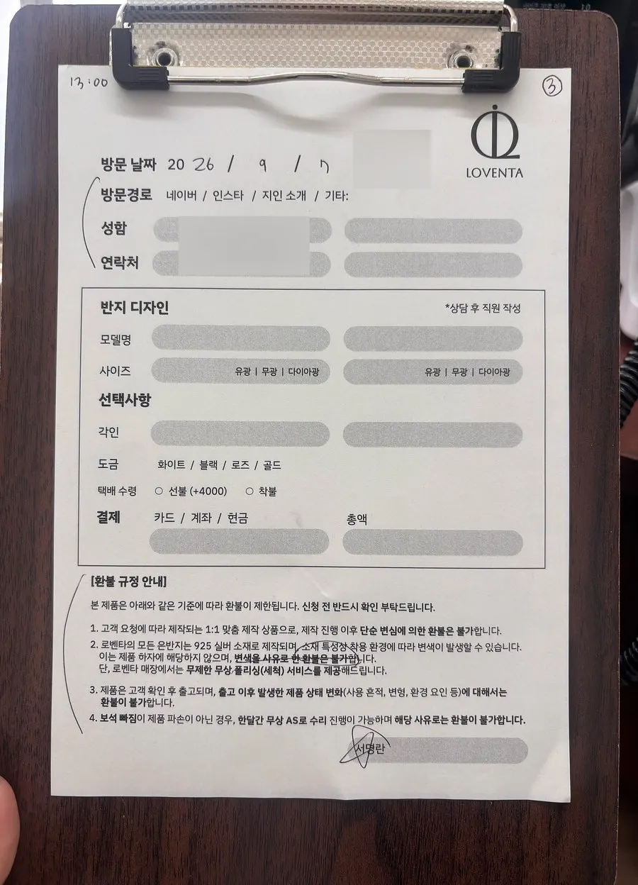룸 거울 앞에서 찍은 앞치마 착용샷