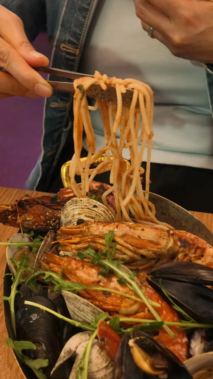 팬에 담긴 해산물 토마토 생면 파스타