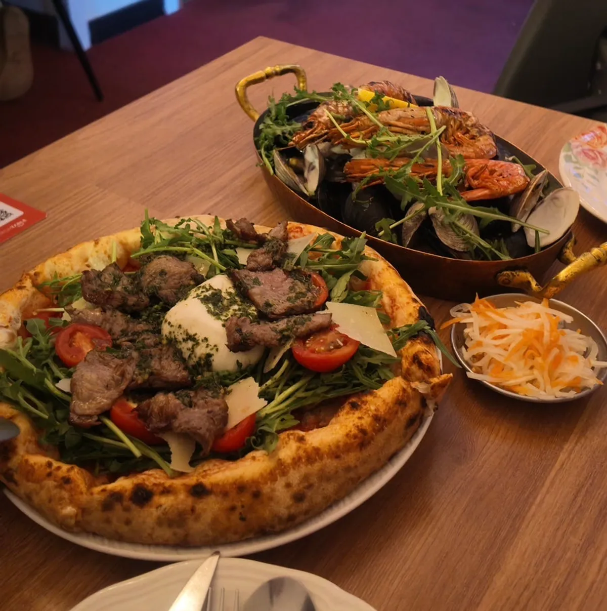 새우와 홍합이 넉넉한 토마토 파스타