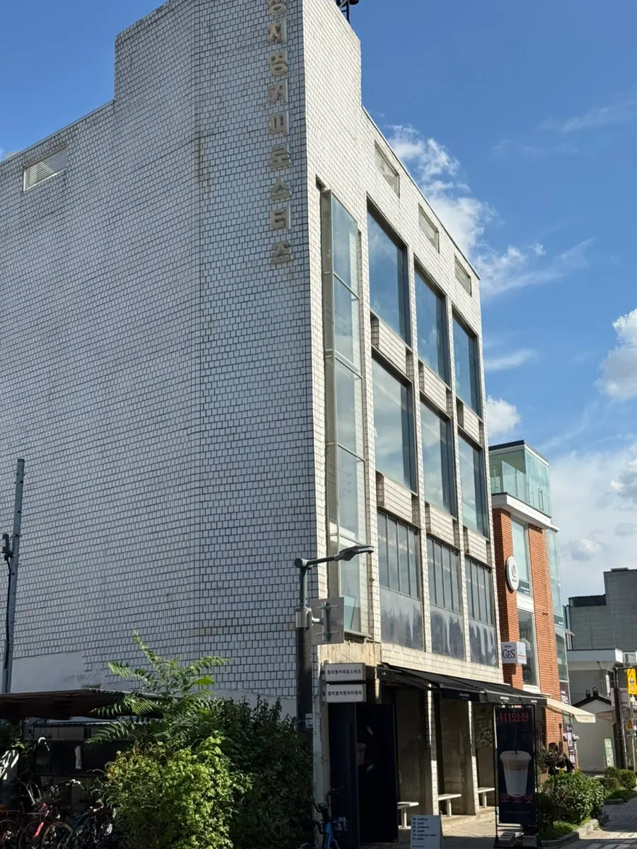 View of the path leading to Jeong Ji-young Coffee Roasters Haenggung Main Branch