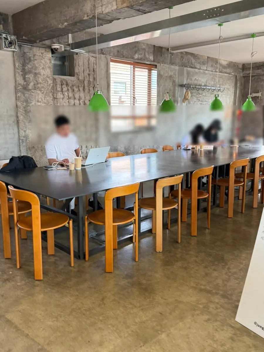 Café seating, almost fully occupied
