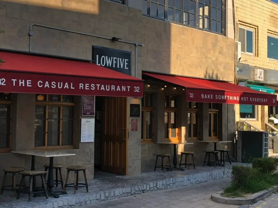 Exterior of Low Five Sinpung in Haenggung-dong