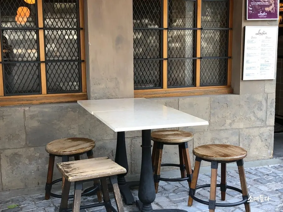Outdoor table in front of Low Five Sinpung