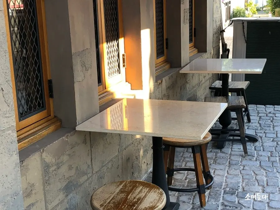 Outdoor dining area at Low Five Sinpung