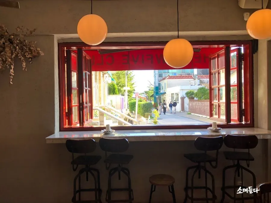 Window seat overlooking a Haenggung-dong alley