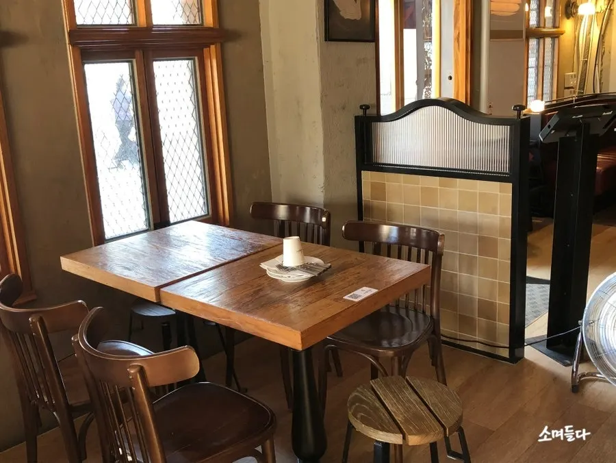 Window seating at Low Five Sinpung
