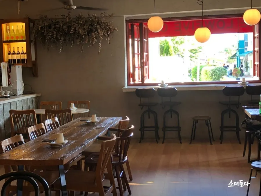 Window-side atmosphere while waiting for food