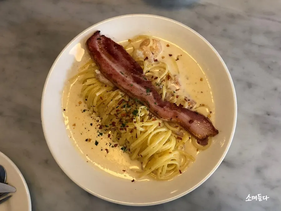 Alfredo cream pasta with bacon
