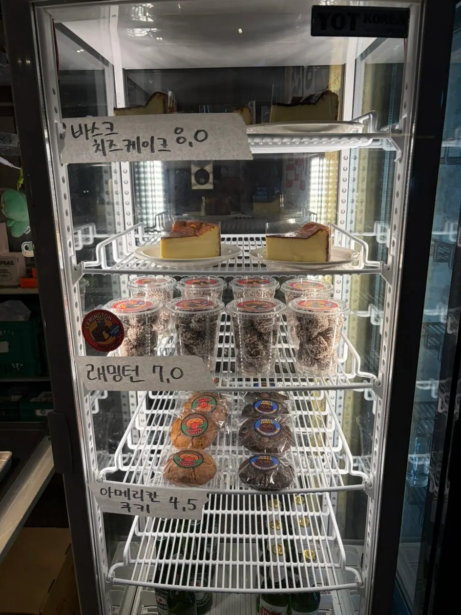 커피 메뉴와 가격이 적힌 메뉴판