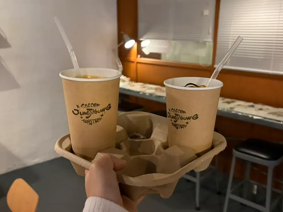 쇼케이스에 진열된 디저트