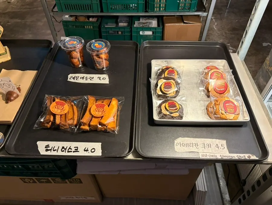 쿠키와 케이크가 놓인 디저트 진열대
