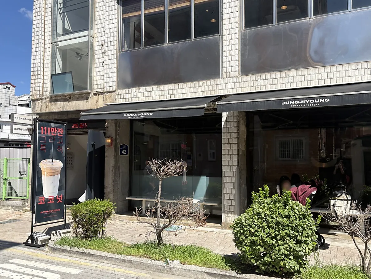 Exterior of Jeong Ji-young Coffee Roasters Haenggung Main Branch in Suwon