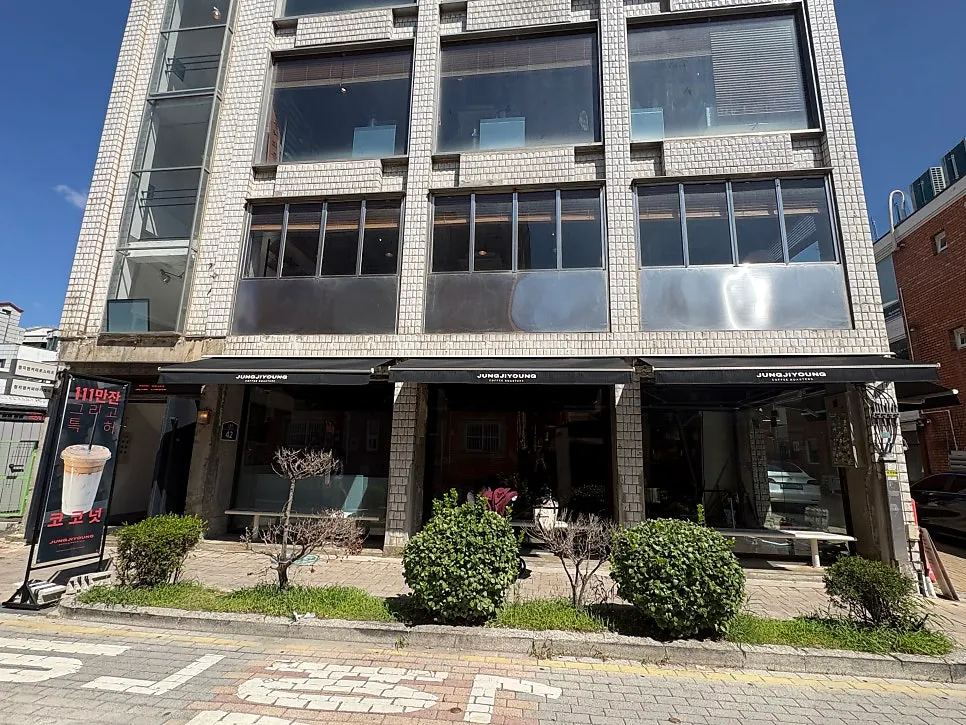 View of the full building used as the Jeong Ji-young Coffee Roasters café