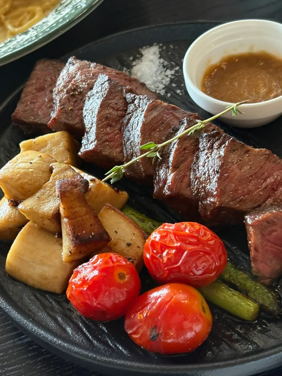 살치살과 버터갈비소스 스테이크플래터