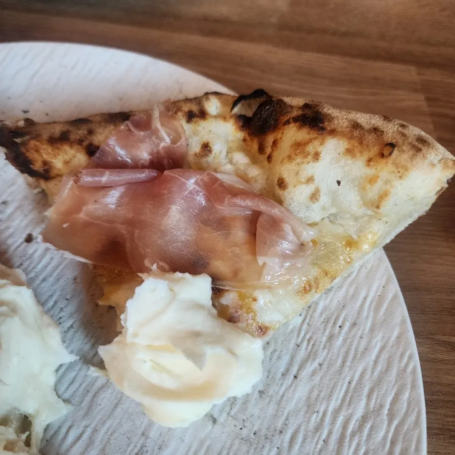 Pizza with four cheeses and ham
