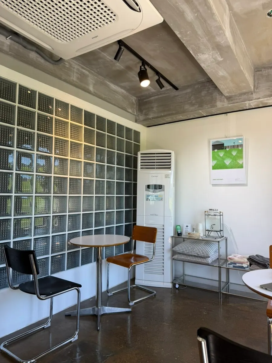 L-shaped window seating on the 2nd floor