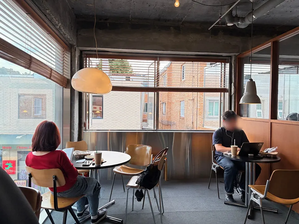 Second-floor seating at Jeong Ji-young Coffee Roasters