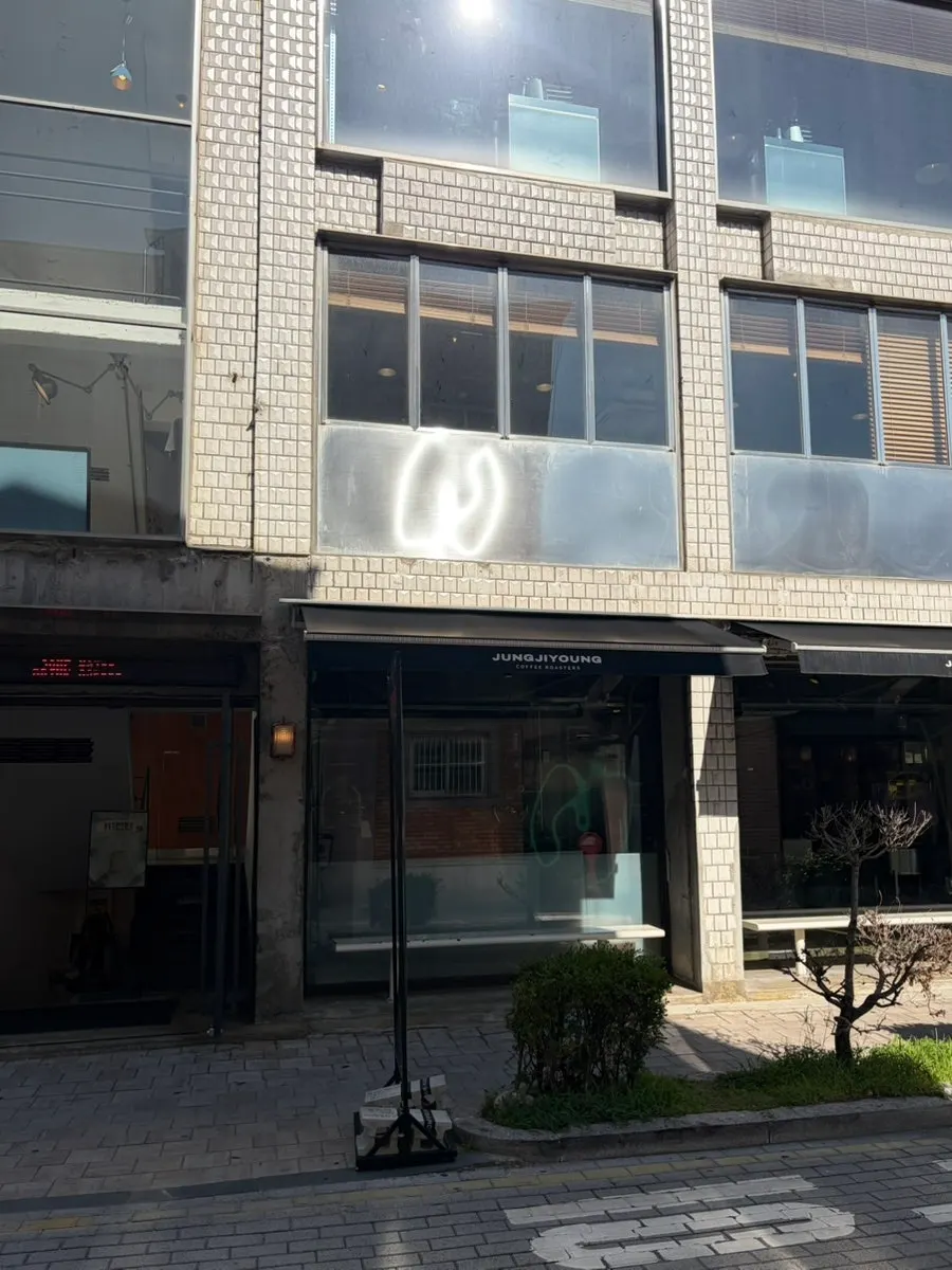 Exterior of Jeong Ji-young Coffee Roasters Haenggung Main Branch