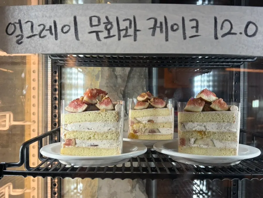 Cheesecake and fresh cream cake desserts