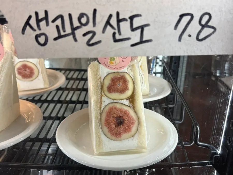 Fig and kiwi sando desserts