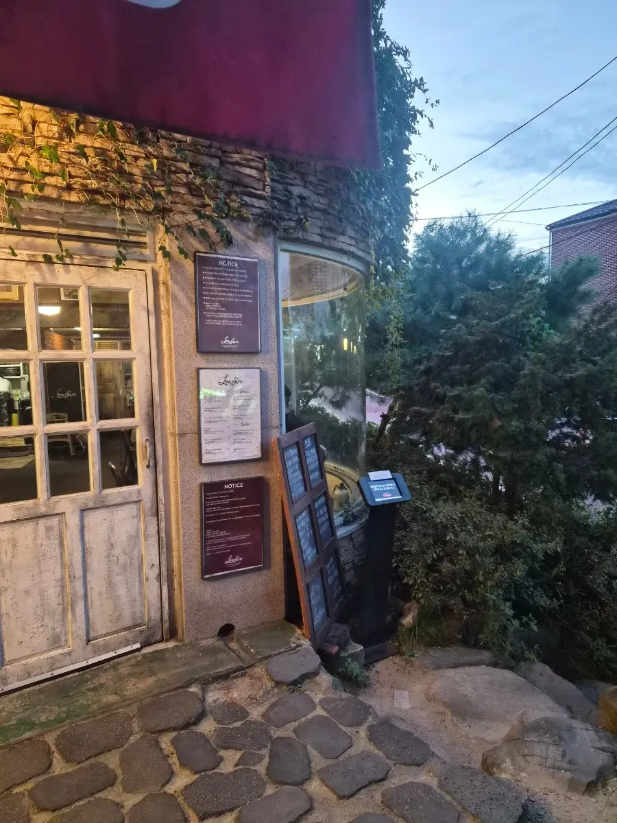Notice that evening waiting is closed