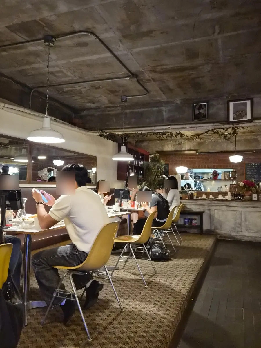 Cozy Low Five interior