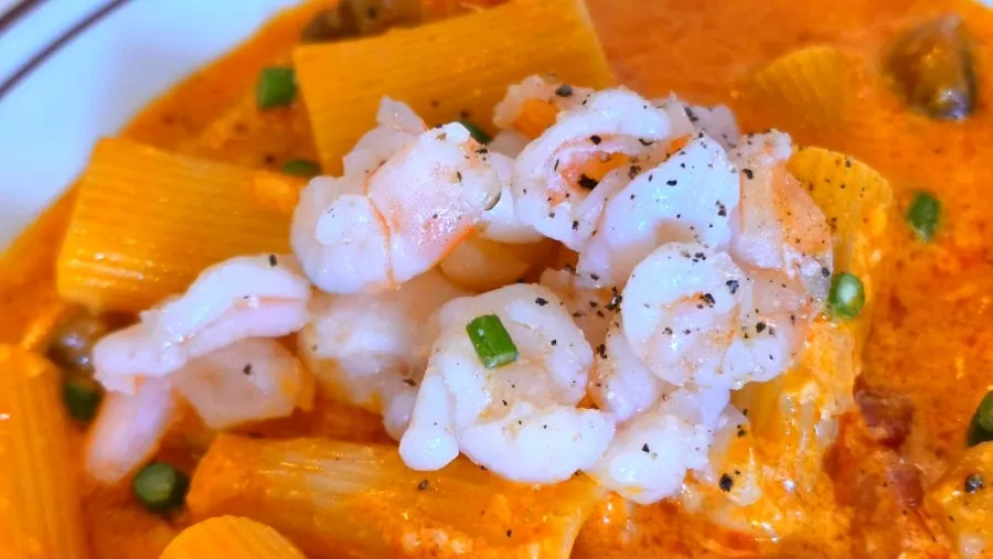 Thick rigatoni with creamy sauce