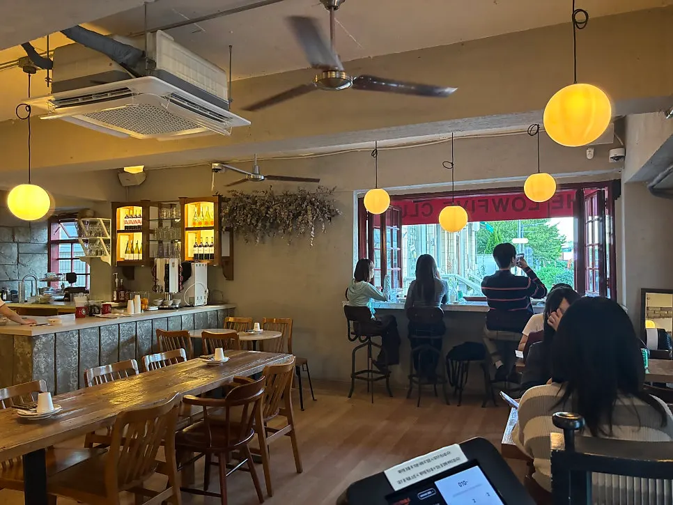 Warm interior of Low Five Sinpung
