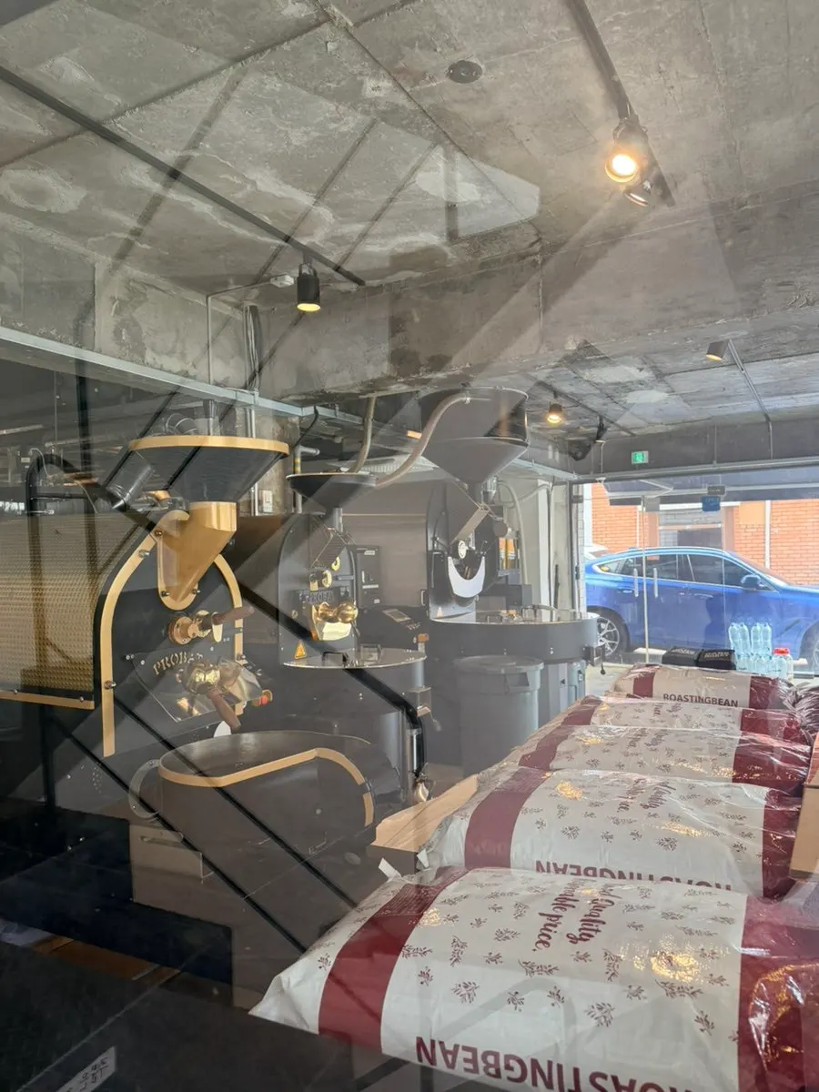 Multi-level café building space