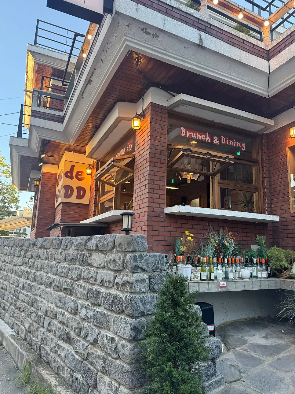 쿠어드꾸뜨 야장 테라스가 있는 외관