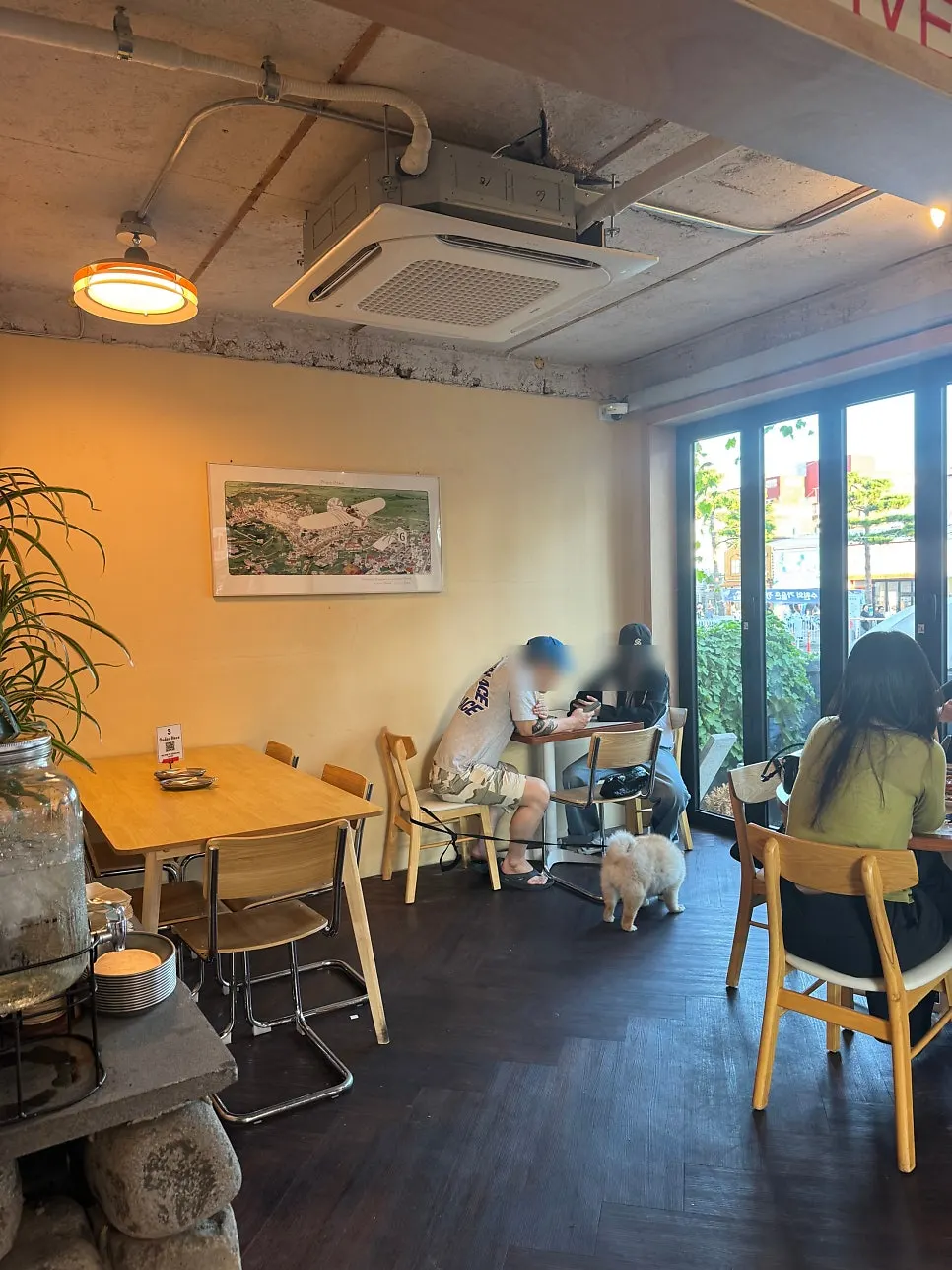 쿠어드꾸뜨 1층 내부 좌석