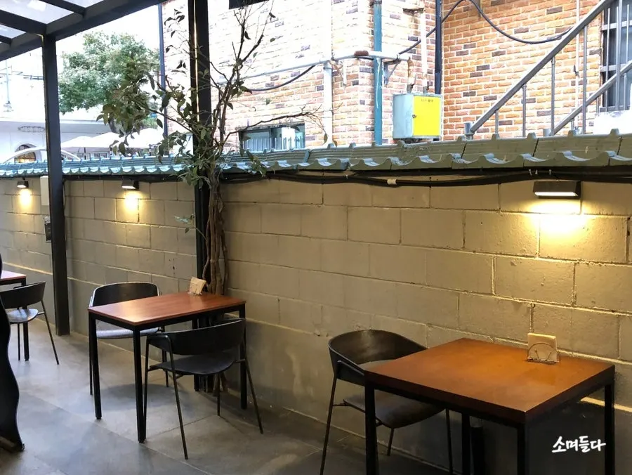 Ryu-eun space with outdoor tables