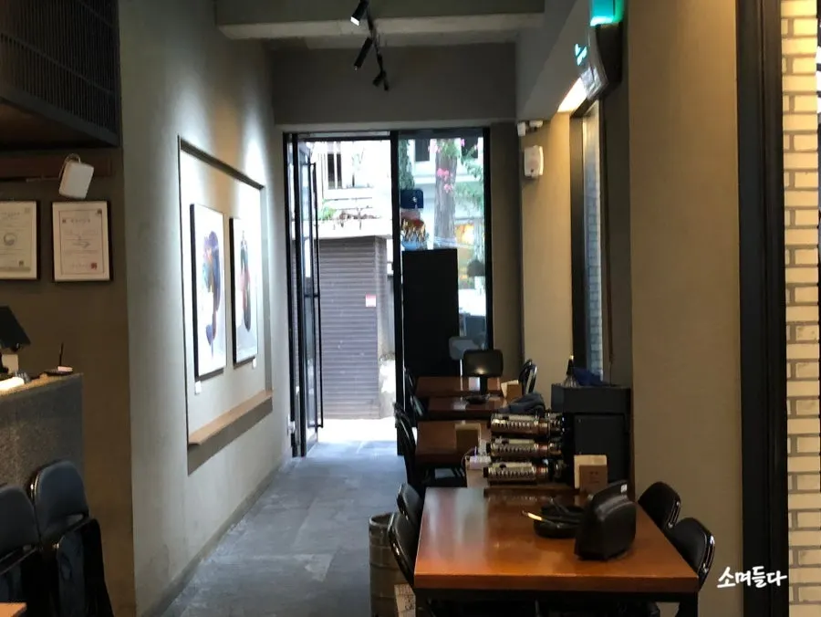 Outdoor dining tables at Ryu-eun