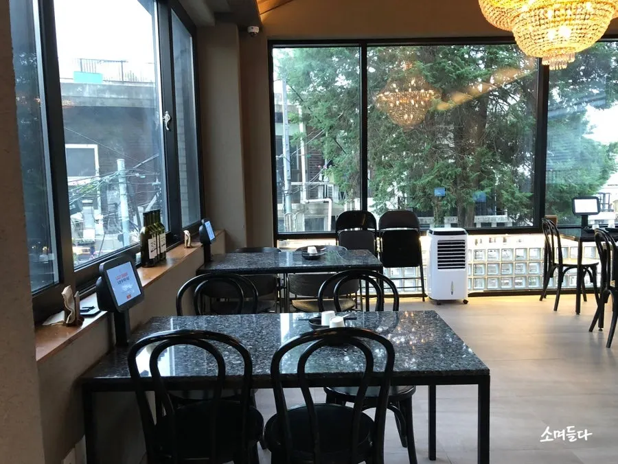 Outdoor tables and atmosphere at Ryu-eun