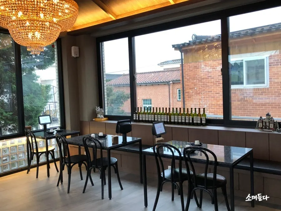 Second-floor seating at Ryu-eun with a chandelier
