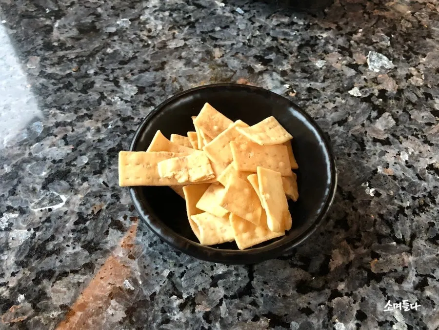 Tofu crackers, the basic snack at Ryu-eun