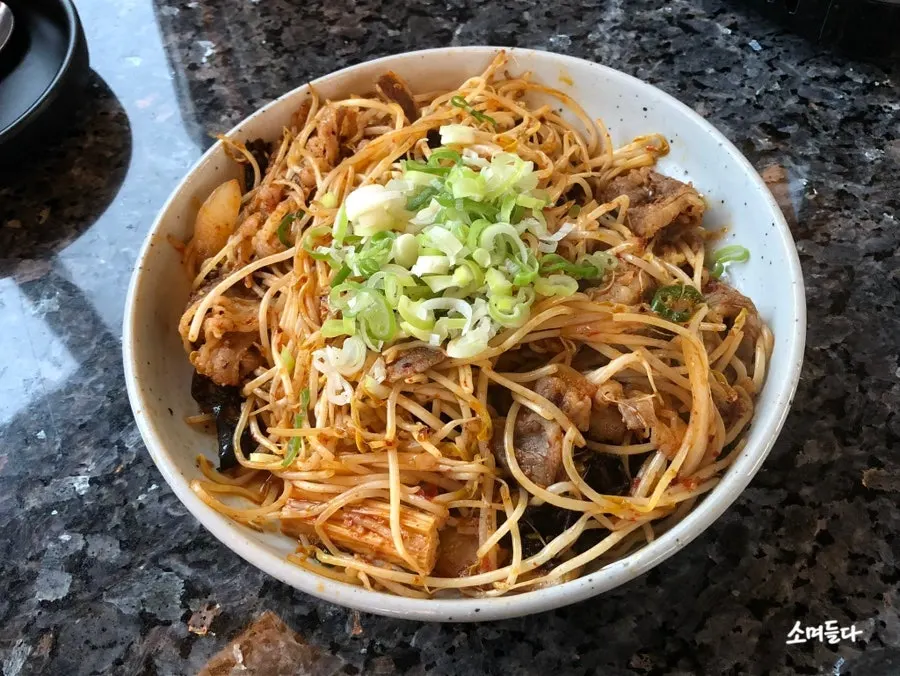 Mala stir-fried mung bean sprouts with beef belly and mushrooms