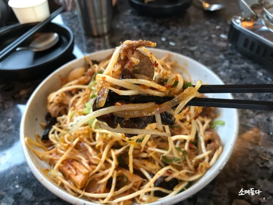 Mala-scented beef belly and mung bean sprout anju