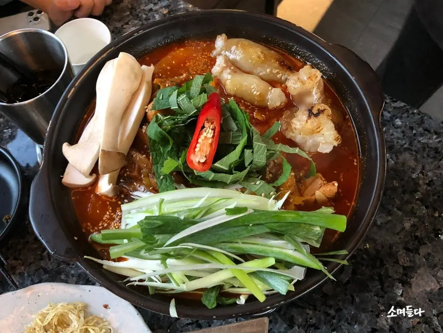 骨なし鶏肉とテチャンが入った韓牛テドリタン