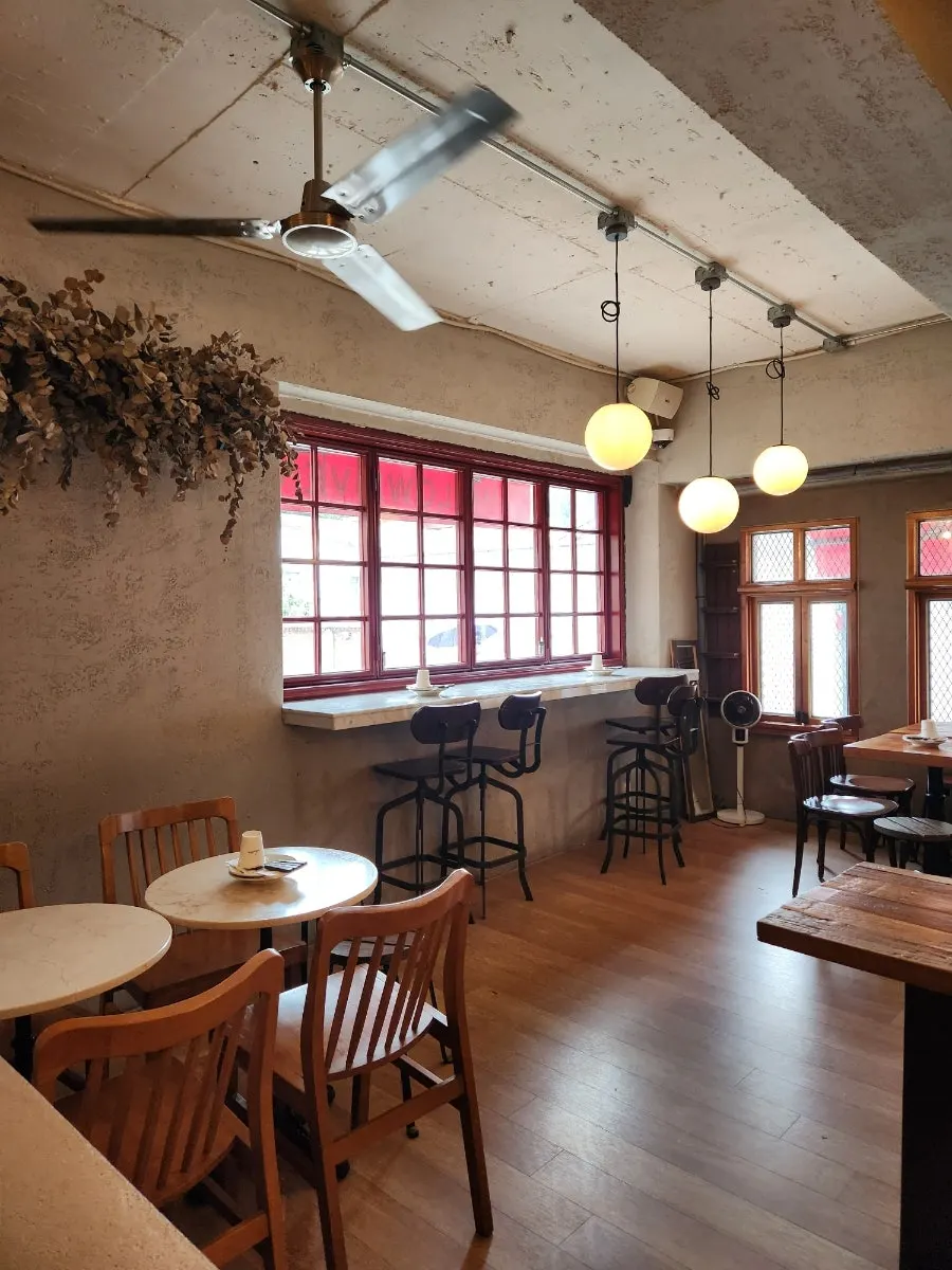 Sunny bar seats at Low Five Sinpung