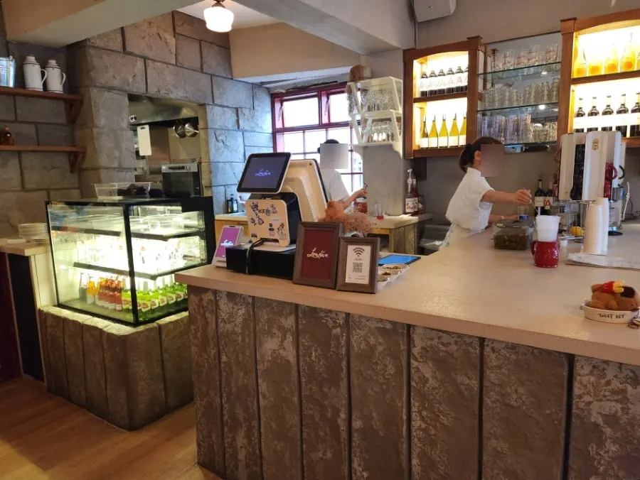 Interior of Low Five Sinpung