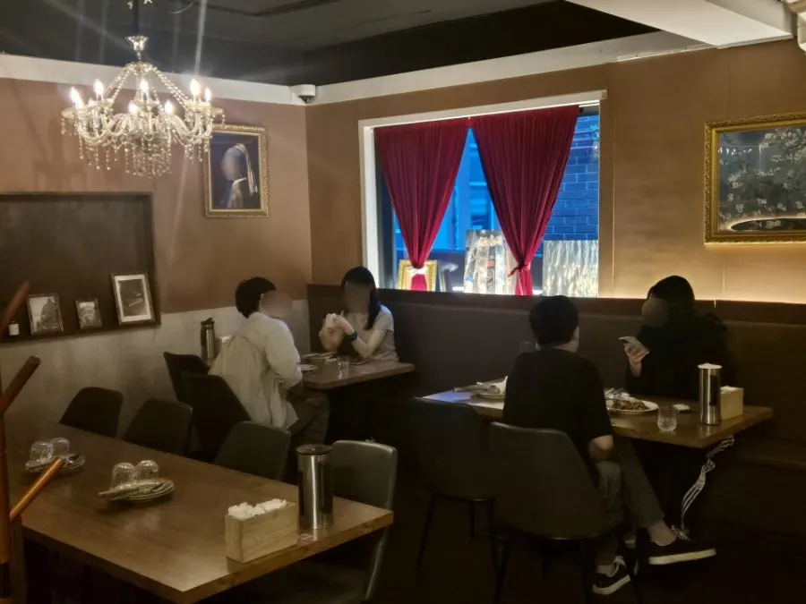 Inner tables for group dining