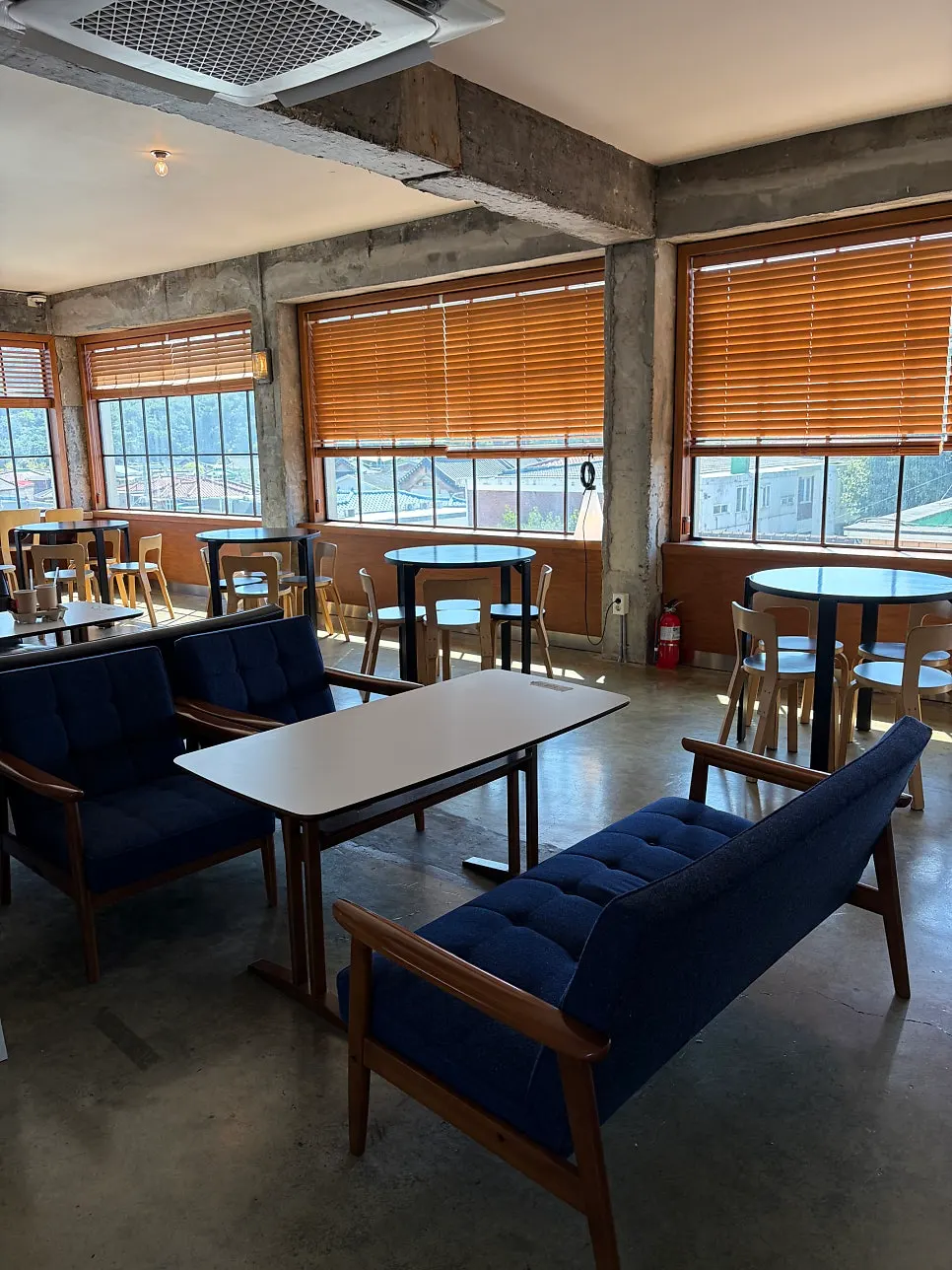 Quiet and cozy fourth-floor interior