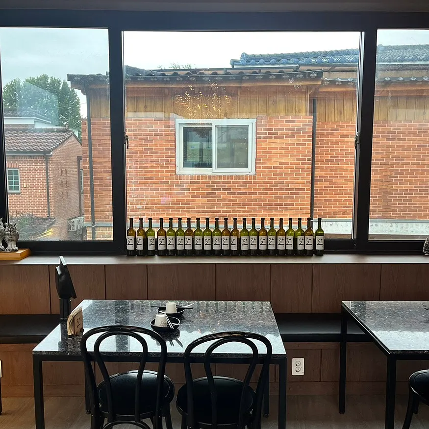 샹들리에와 통창이 있는 2층 공간