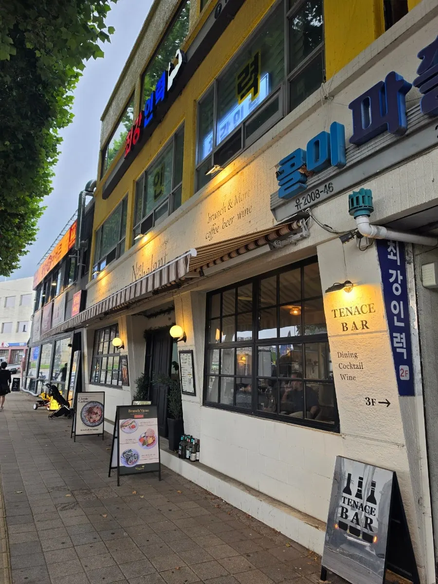 Evening visit to Nonchalant Lounge in Haenggung-dong, Suwon