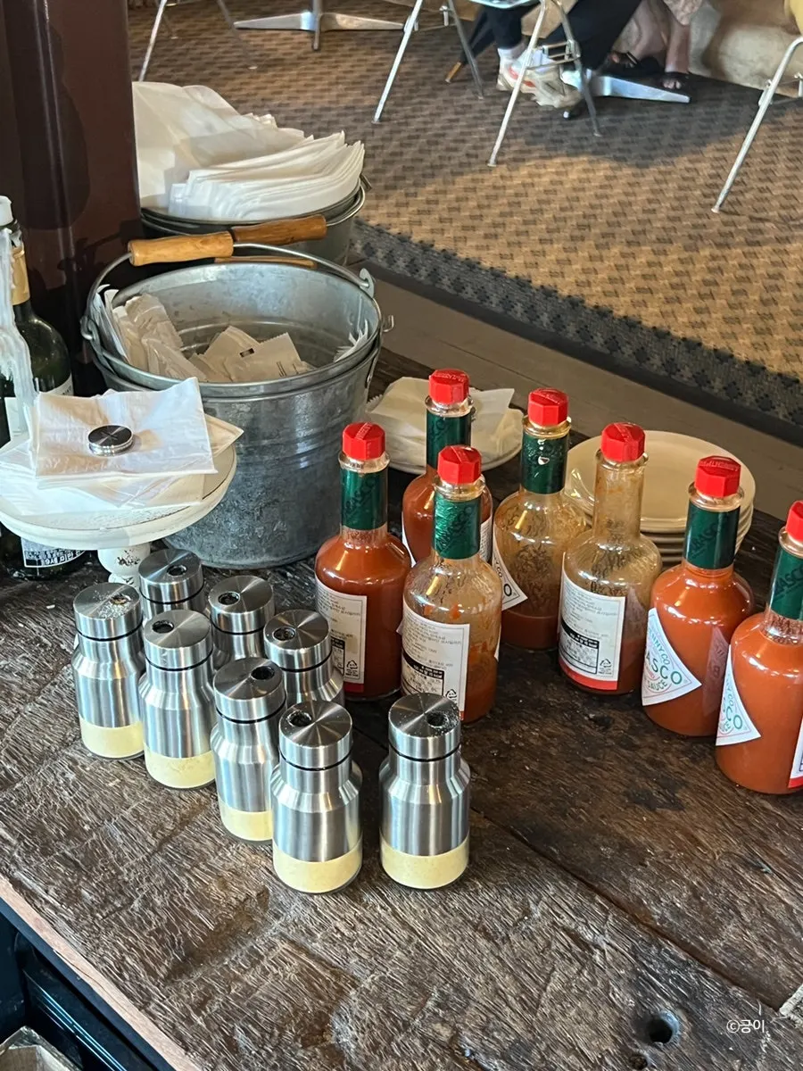 Hot sauce, cheese, and napkins at the self-service corner