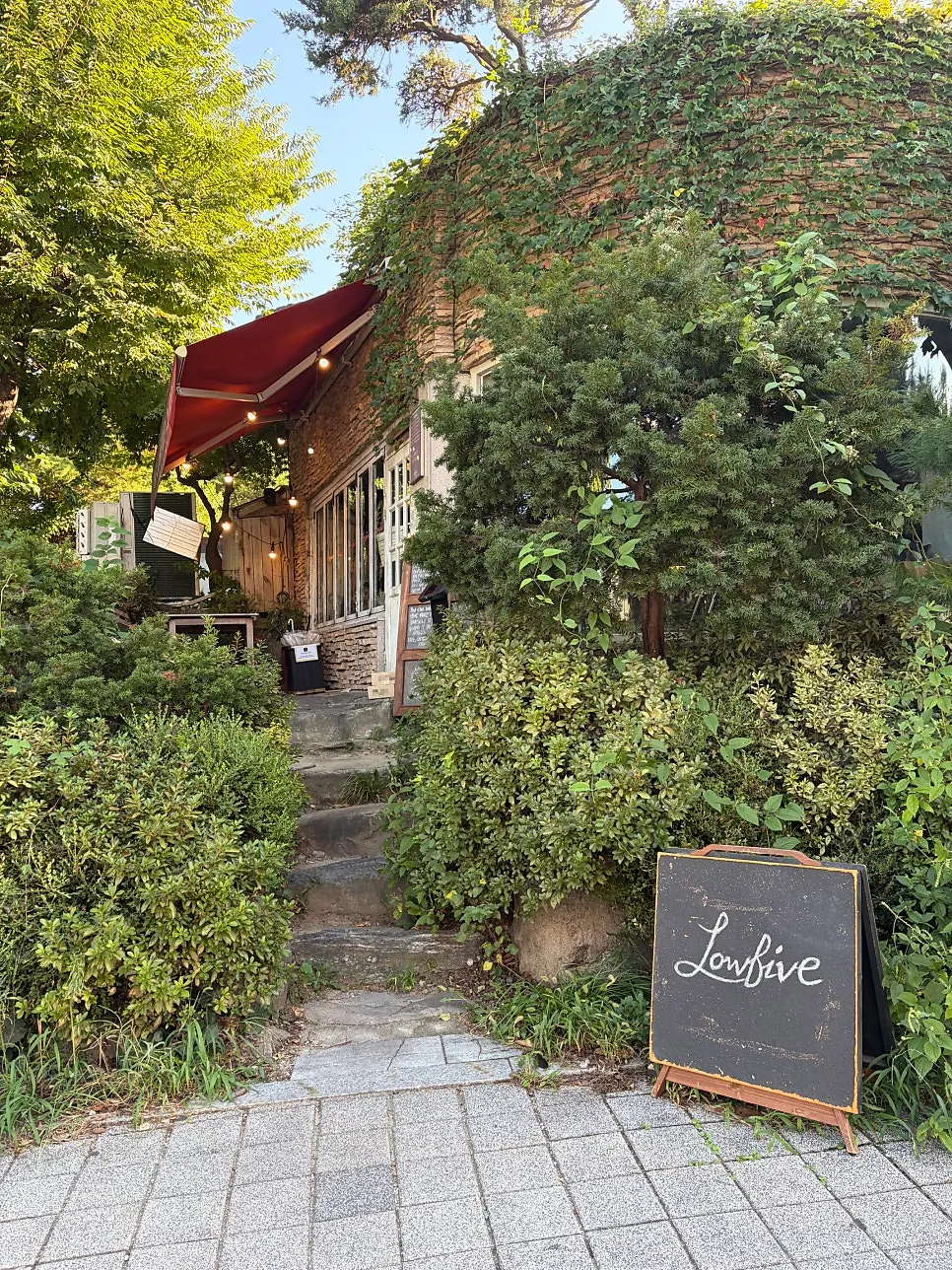 Exterior of Low Five in Haenggung-dong