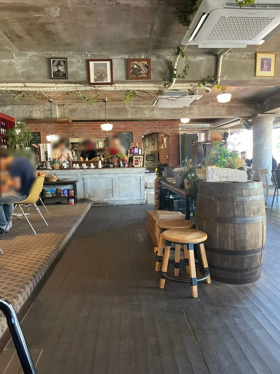 Waiting area at the Low Five entrance