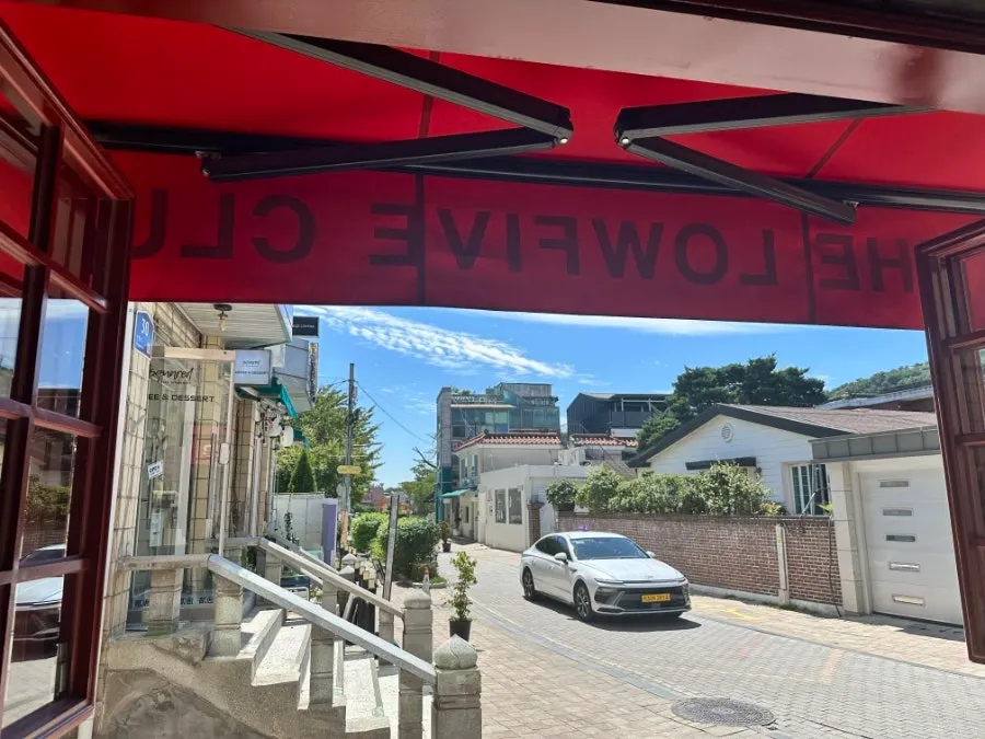 Italian restaurant in a hanok alley