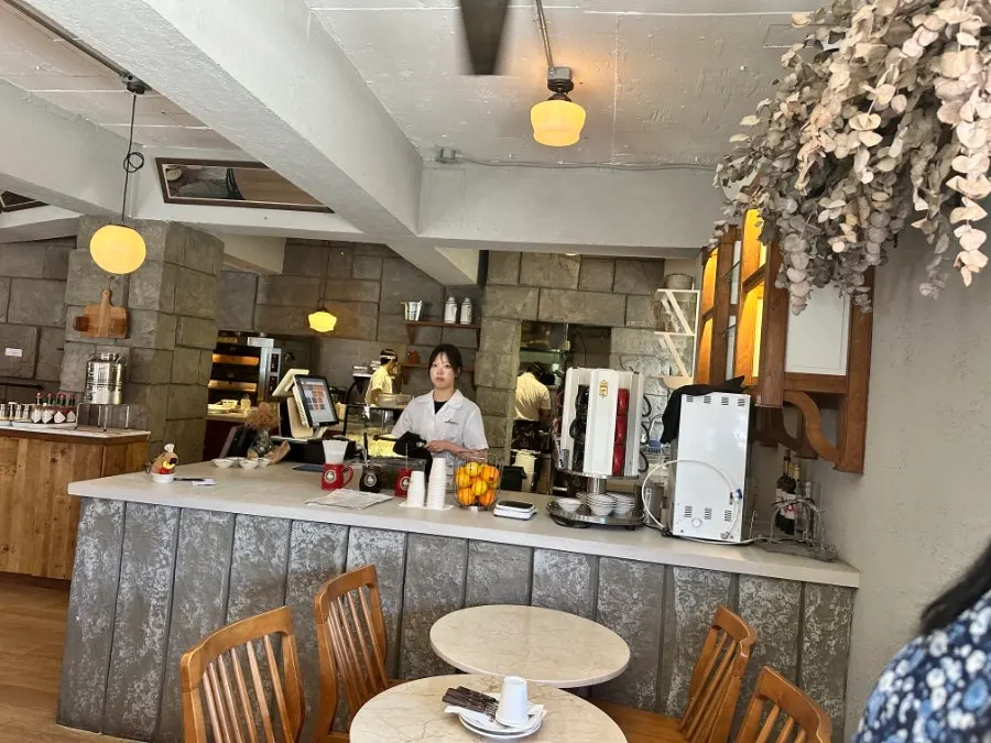 Interior atmosphere at Low Five Sinpung